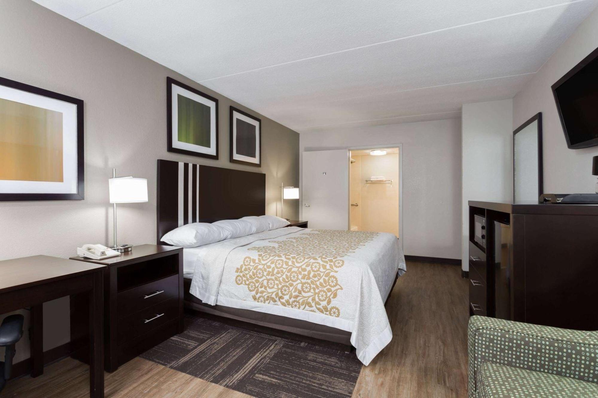 Days Inn By Wyndham Harrisburg North Exteriör bild