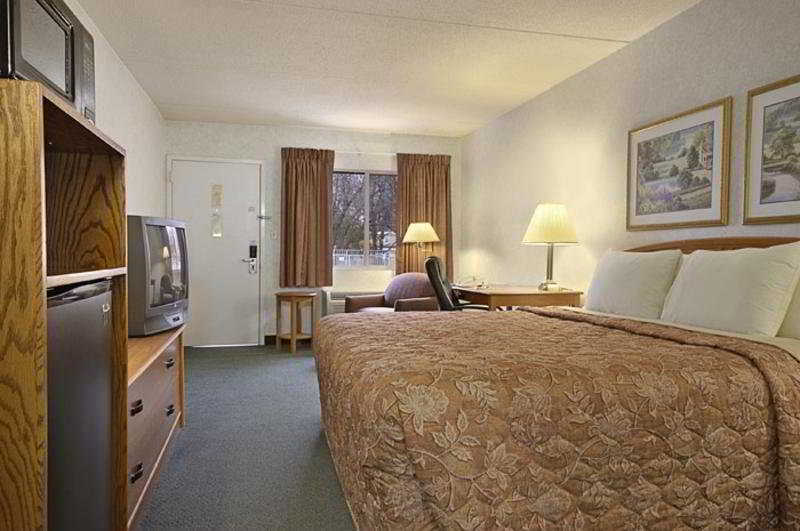 Days Inn By Wyndham Harrisburg North Exteriör bild