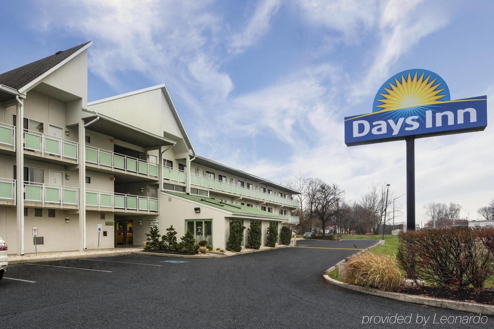 Days Inn By Wyndham Harrisburg North Exteriör bild