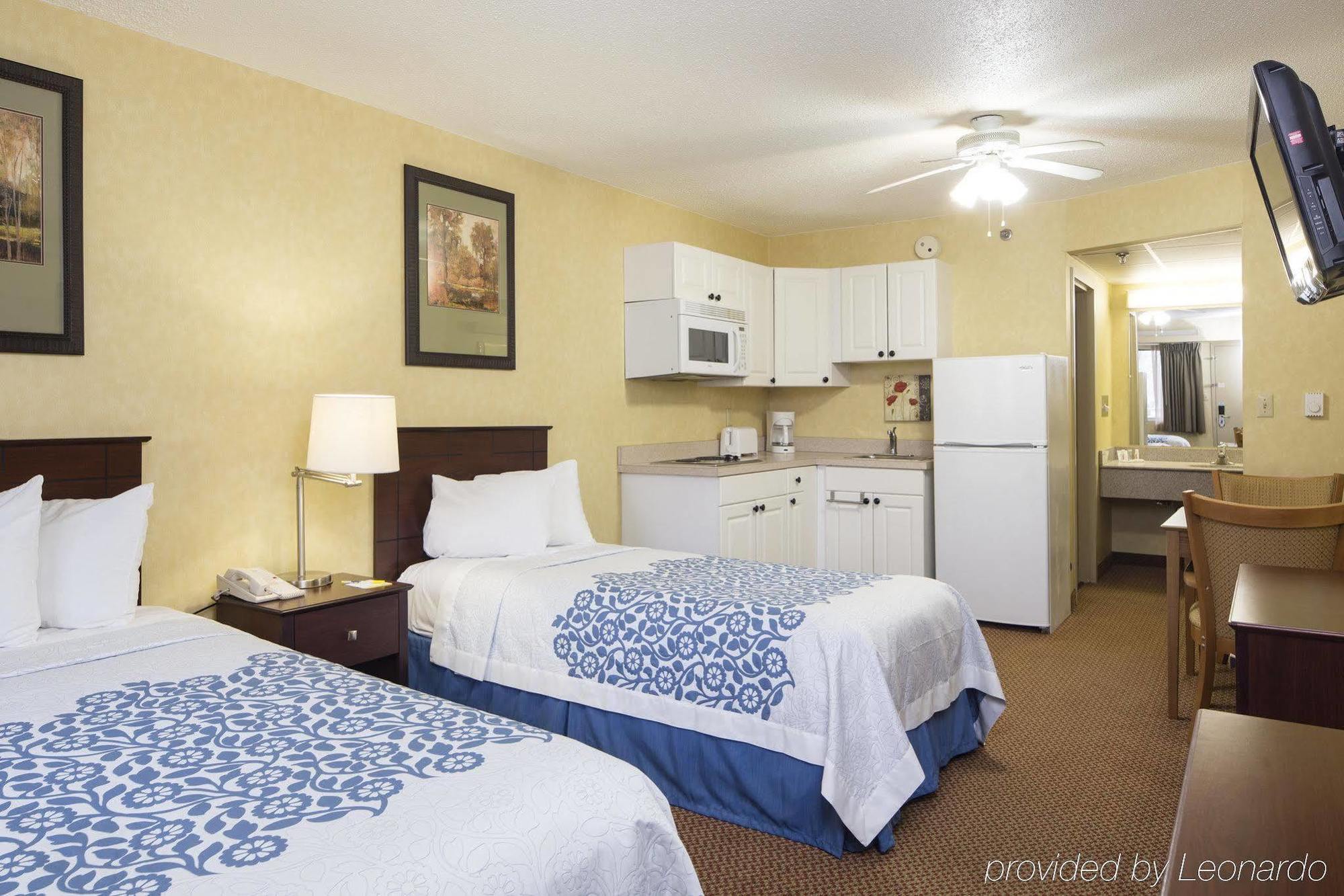 Days Inn By Wyndham Harrisburg North Exteriör bild