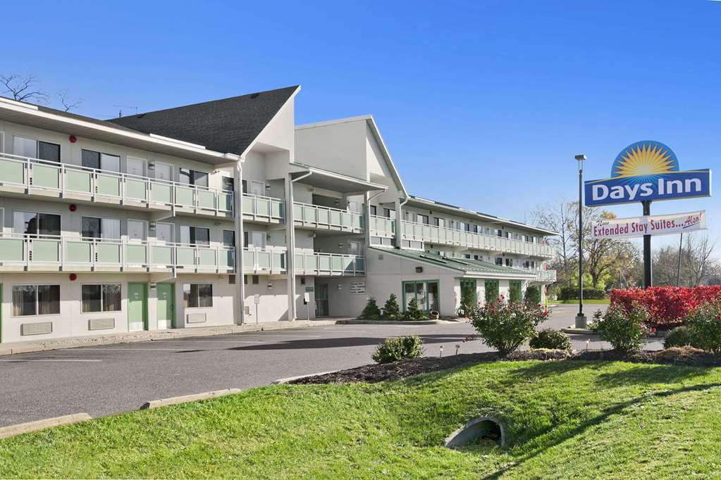 Days Inn By Wyndham Harrisburg North Exteriör bild