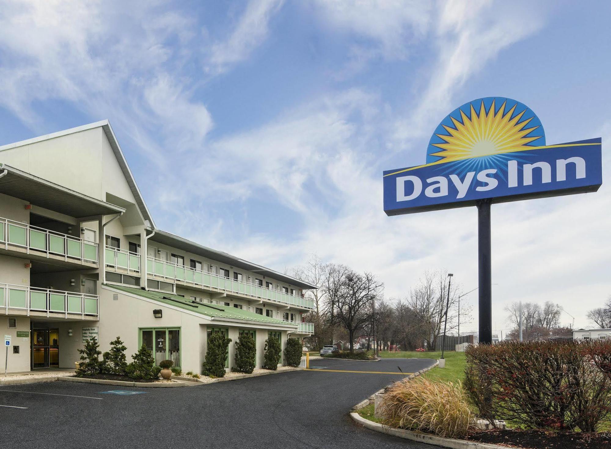 Days Inn By Wyndham Harrisburg North Exteriör bild