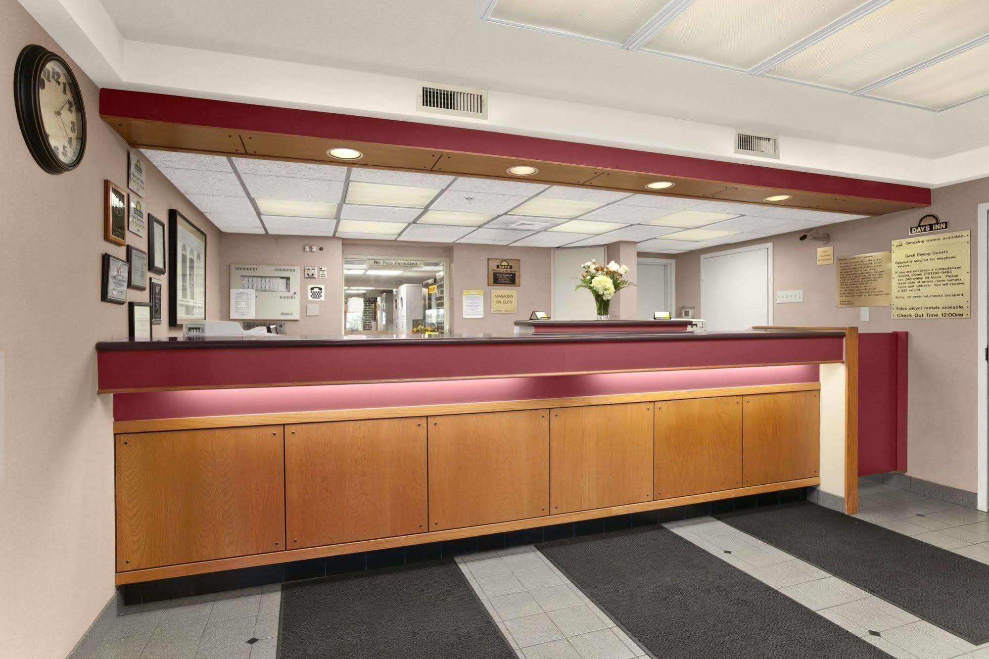 Days Inn By Wyndham Harrisburg North Exteriör bild
