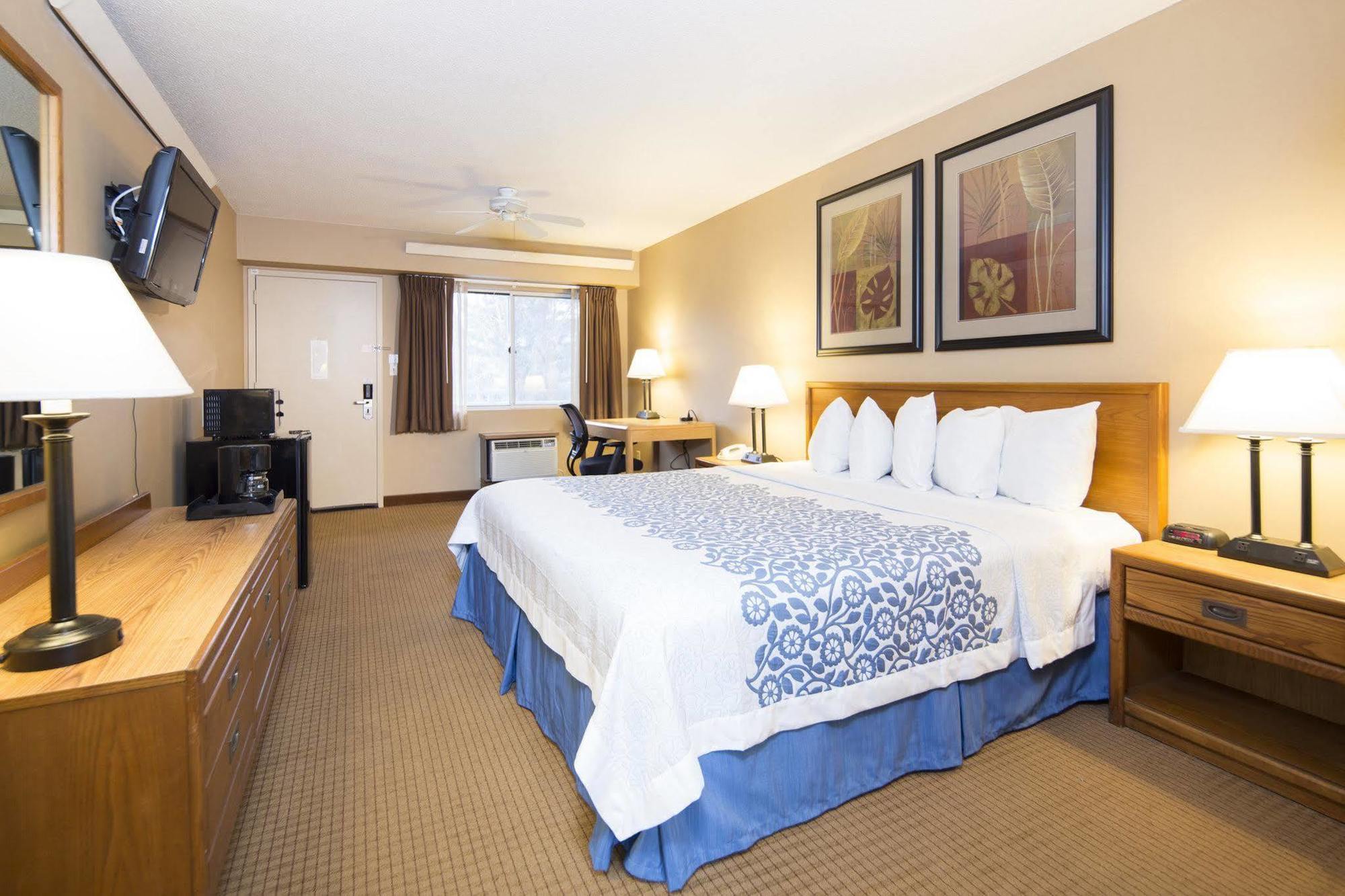 Days Inn By Wyndham Harrisburg North Exteriör bild