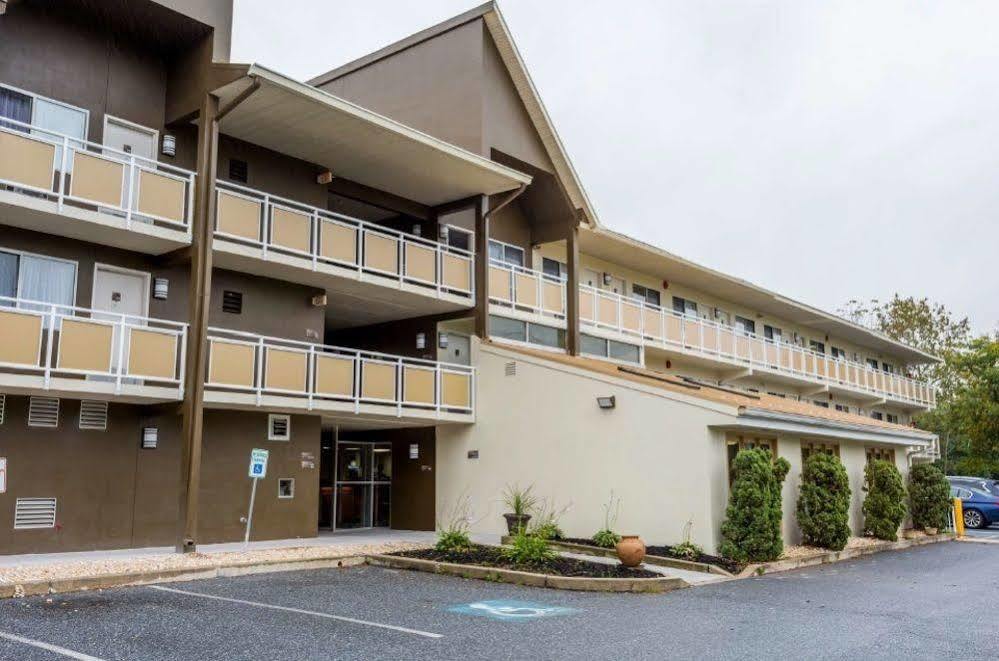 Days Inn By Wyndham Harrisburg North Exteriör bild