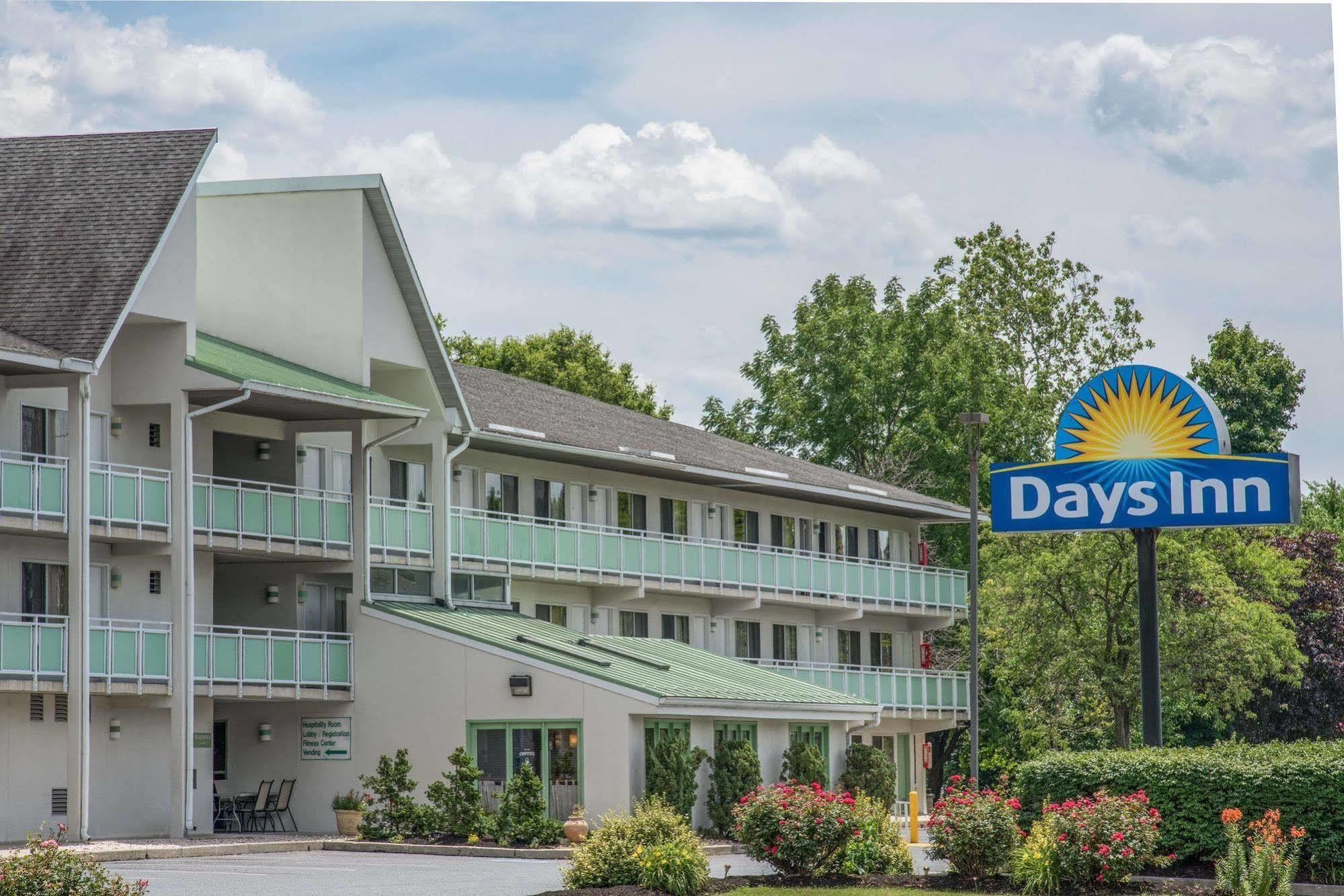 Days Inn By Wyndham Harrisburg North Exteriör bild