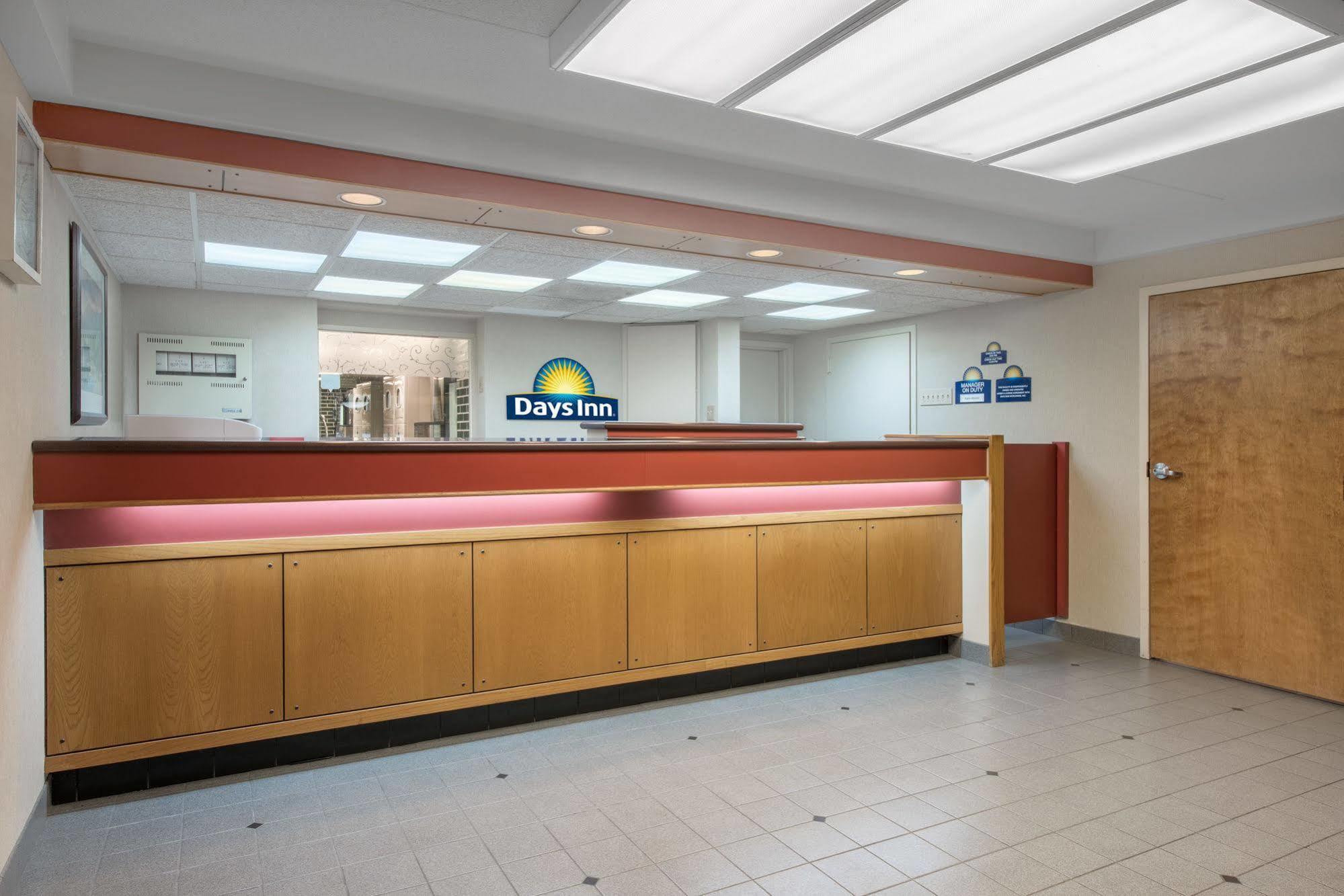 Days Inn By Wyndham Harrisburg North Exteriör bild